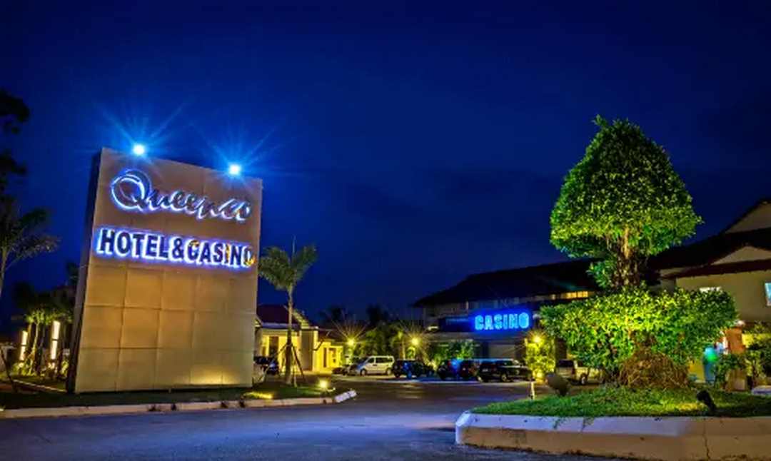 Khung cảnh Queenco Hotel and Casino tuyệt đẹp về đêm
